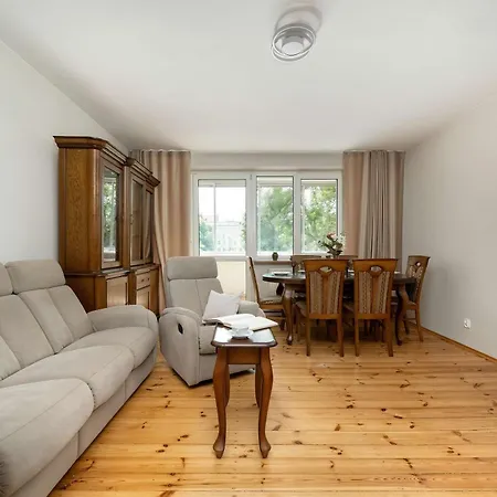 Family With Balcony In By Renters 아파트 *