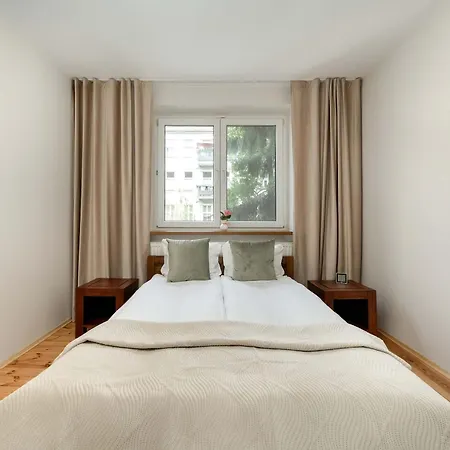 Family With Balcony In By Renters 아파트