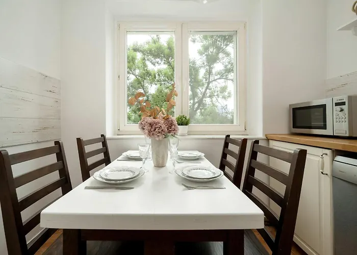 Family With Balcony In By Renters *