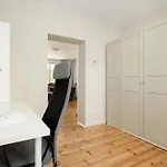 Family With Balcony In By Renters Lejlighed *