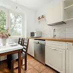 Family With Balcony In By Renters Lejlighed *